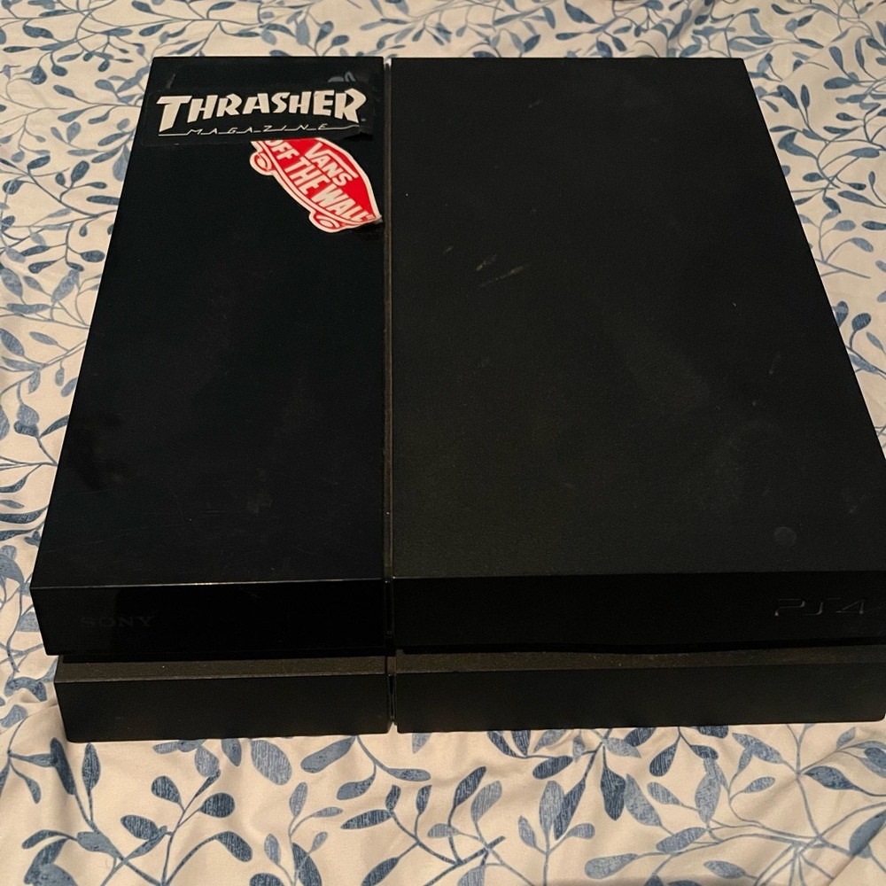 Original PS4, color black.
